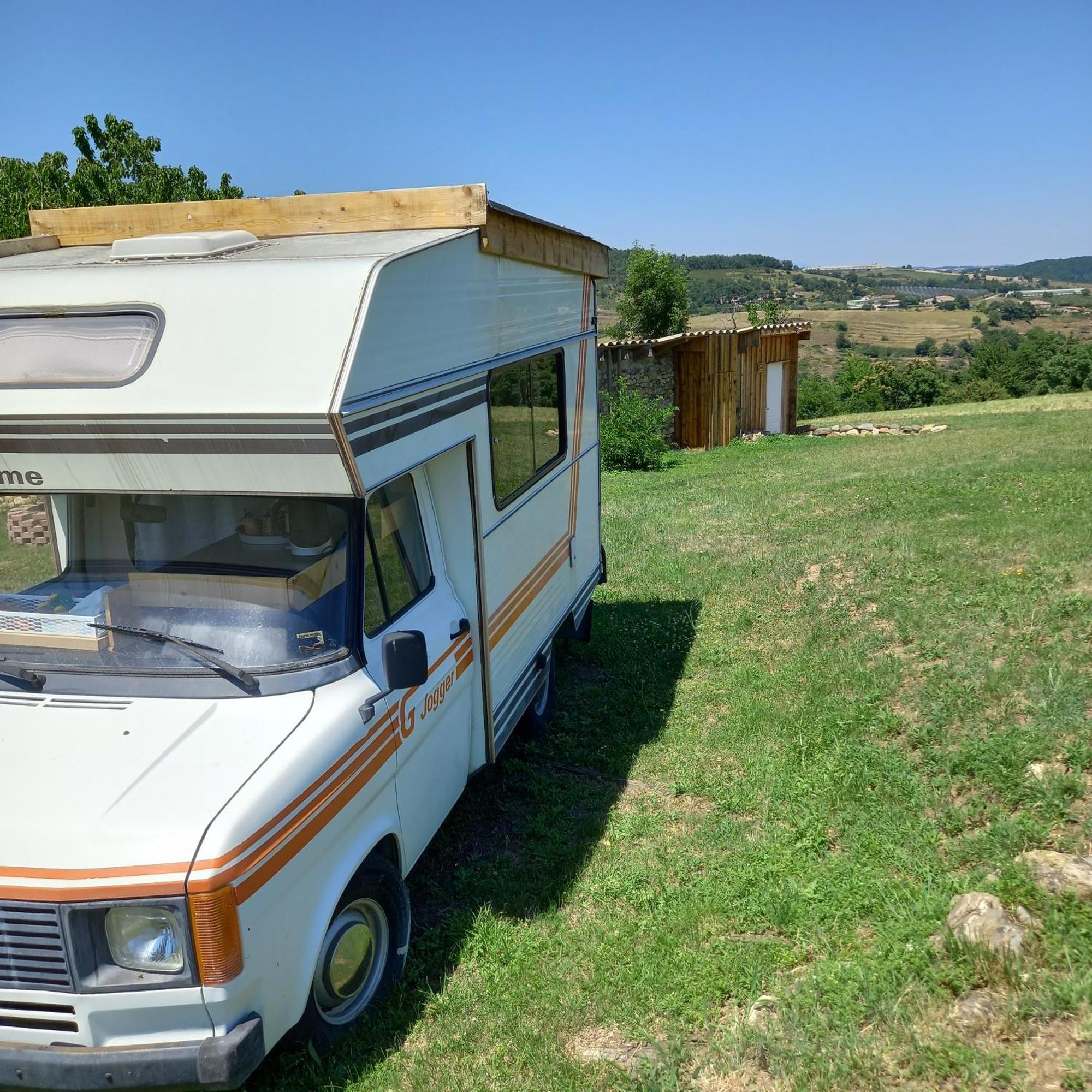 Camping Car Vintage Saint-Barthelemy-le-Plain Exterior photo