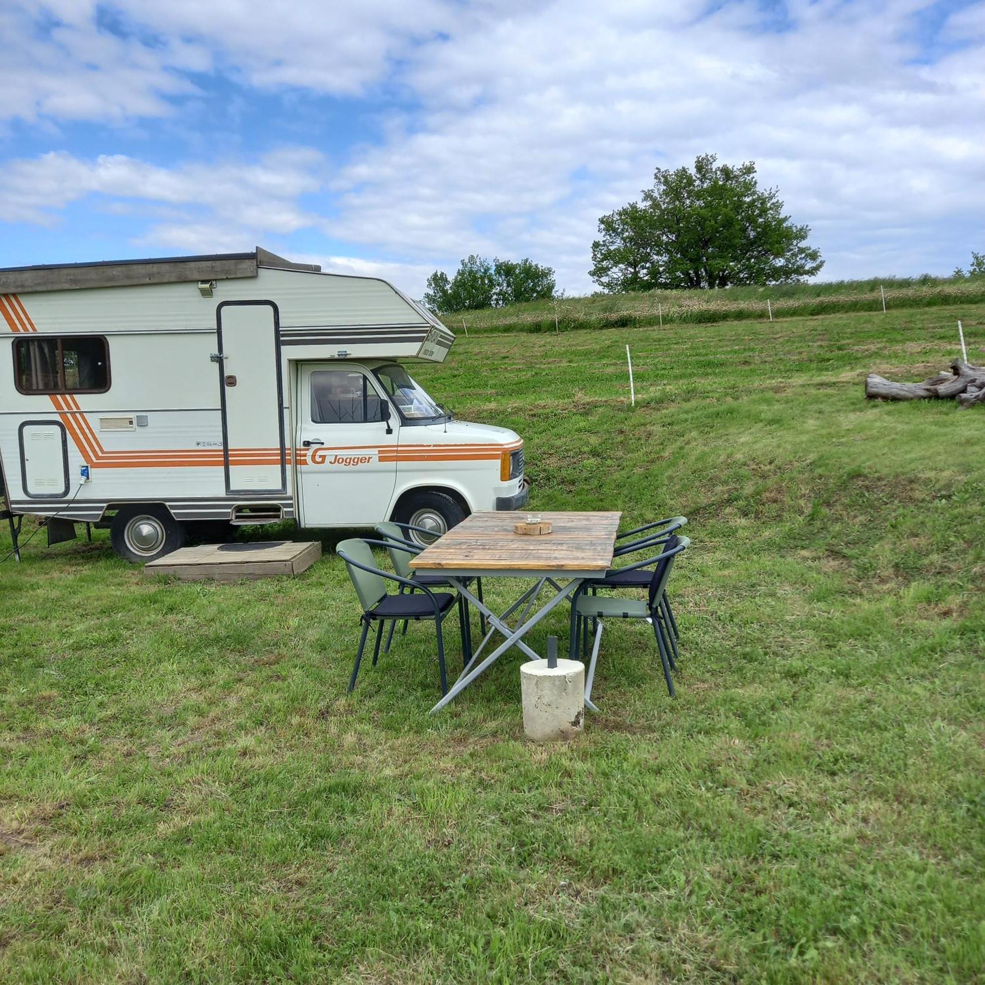 Camping Car Vintage Saint-Barthelemy-le-Plain Exterior photo