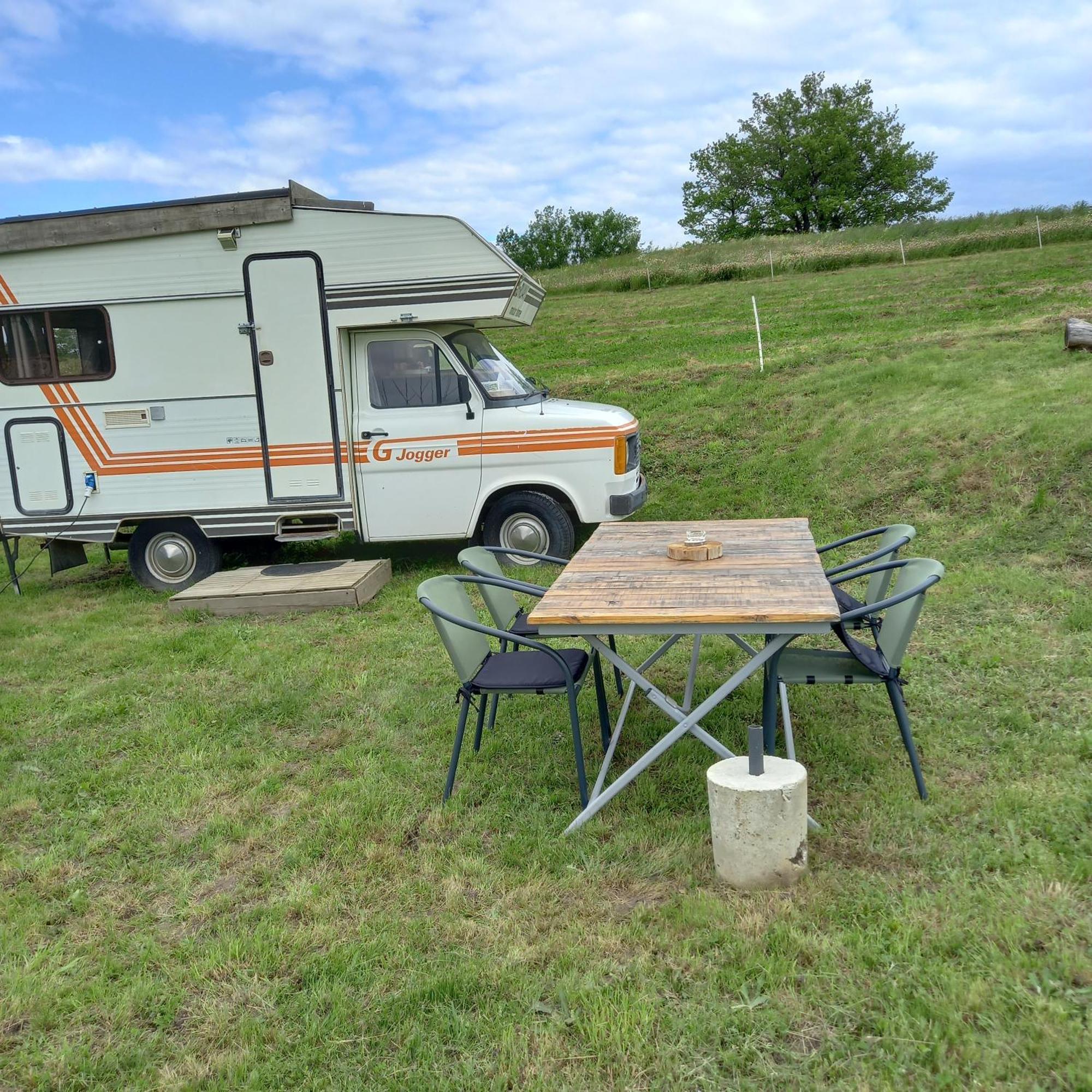 Camping Car Vintage Saint-Barthelemy-le-Plain Exterior photo