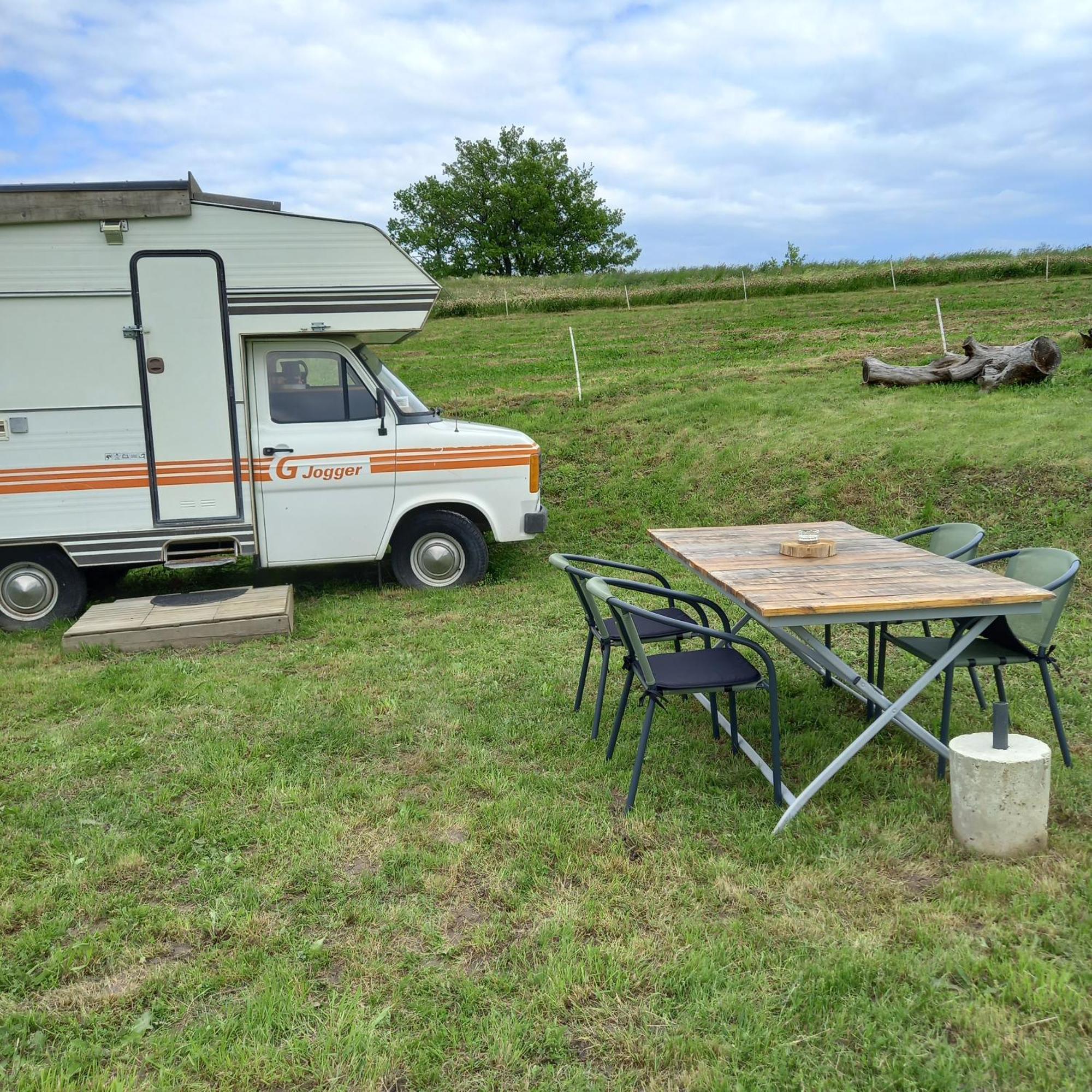 Camping Car Vintage Saint-Barthelemy-le-Plain Exterior photo
