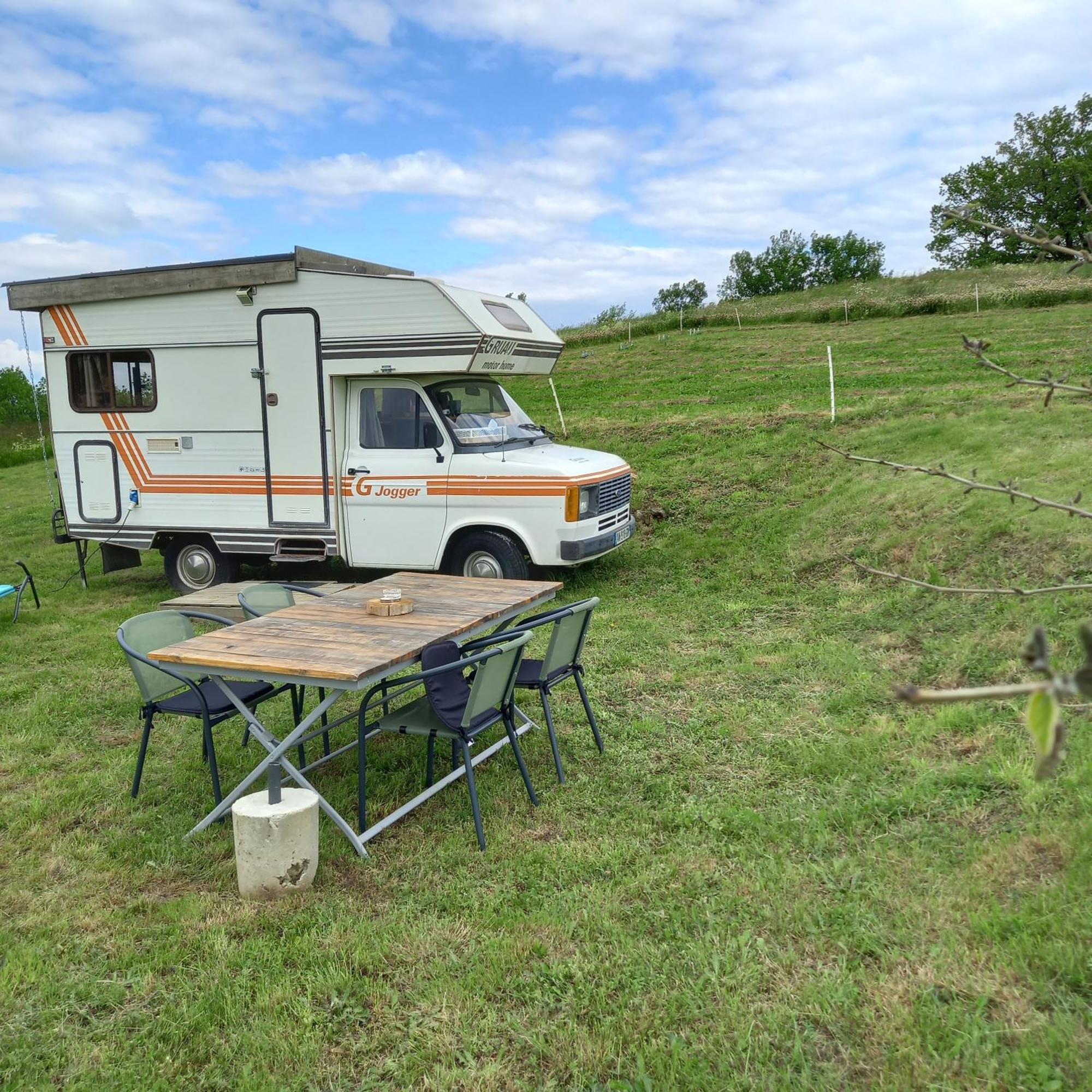 Camping Car Vintage Saint-Barthelemy-le-Plain Exterior photo